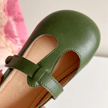 Детска пролет и есен Нова мода 2023 момиче сладък стил кожени обувки обувки плитка уста плътен цвят обувки