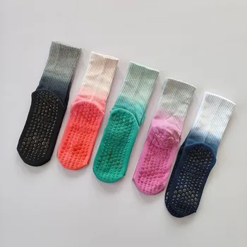 Нов памук дишаща пот-абсорбиращ градиент цвят чорап нехлъзгащи йога чорапи средата тръба танц балет пилатес чорапи жени